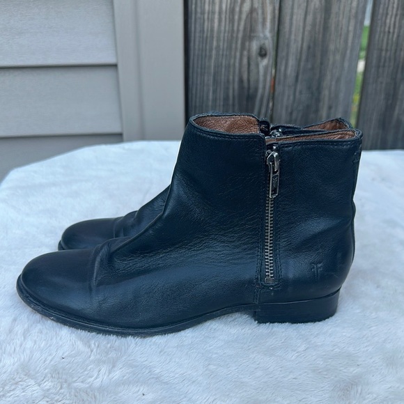 Frye Other - Frye Womens 7.5 Carly Boot Black Leather solid pull on round toe ankle